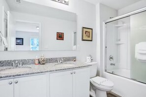 Kostenlose Toilettenartikel, Haartrockner, Handtücher, Seife