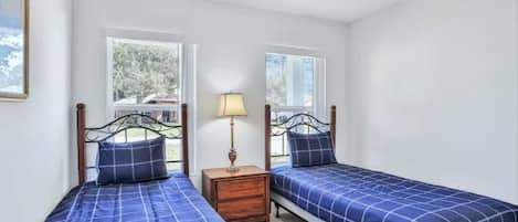 4 bedrooms, desk, iron/ironing board, free WiFi