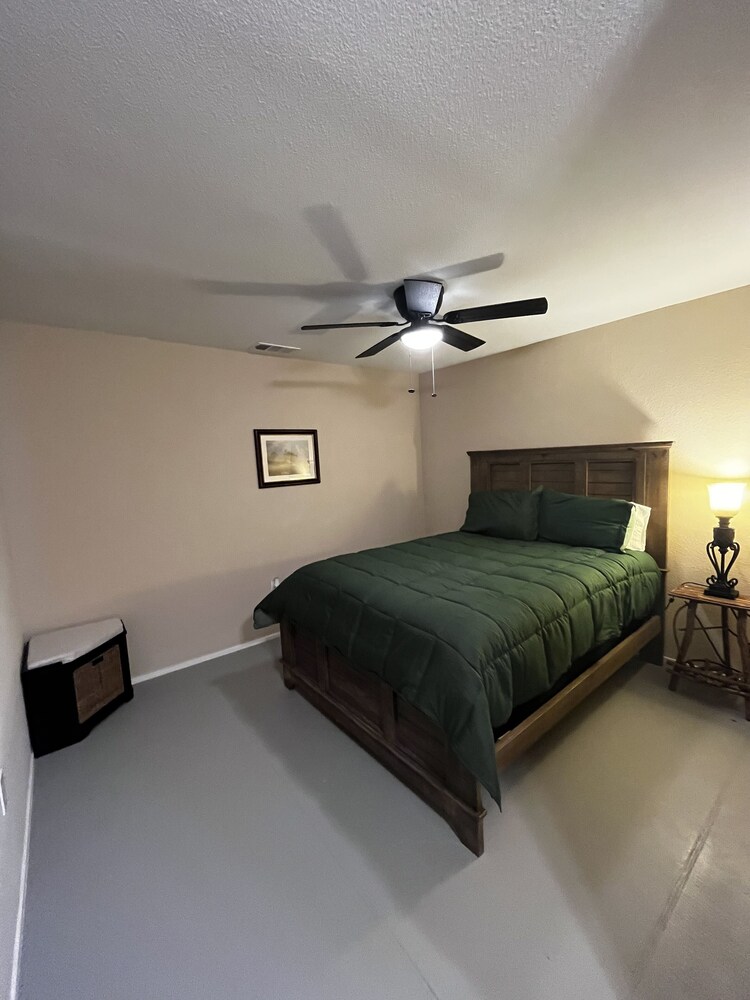 Room 4, sleeps 2 located just 20 mins from the heart of downtown