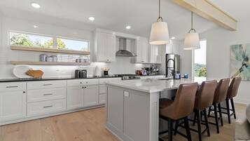 Kylskåp, mikrovågsugn, ugn och spishäll