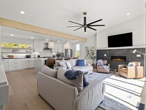 Smart TV, fireplace