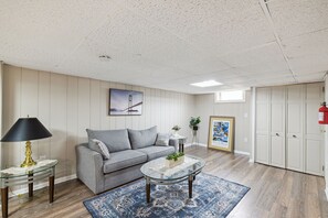 Smart TV - Charming Glenolden House Near Airport & Philadelphia Eagles Stadium (Glenolden)