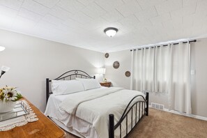 3 bedrooms, desk, iron/ironing board, free WiFi - Charming Glenolden House Near Airport & Philadelphia Eagles Stadium (Glenolden)