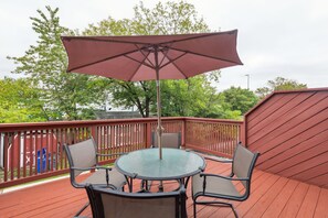 Outdoor dining - Charming Glenolden House Near Airport & Philadelphia Eagles Stadium (Glenolden)