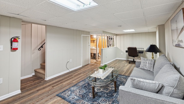 Ein geräumiger Flur mit Treppe, ein Wohnbereich mit Sofa, Couchtisch und Lampe.