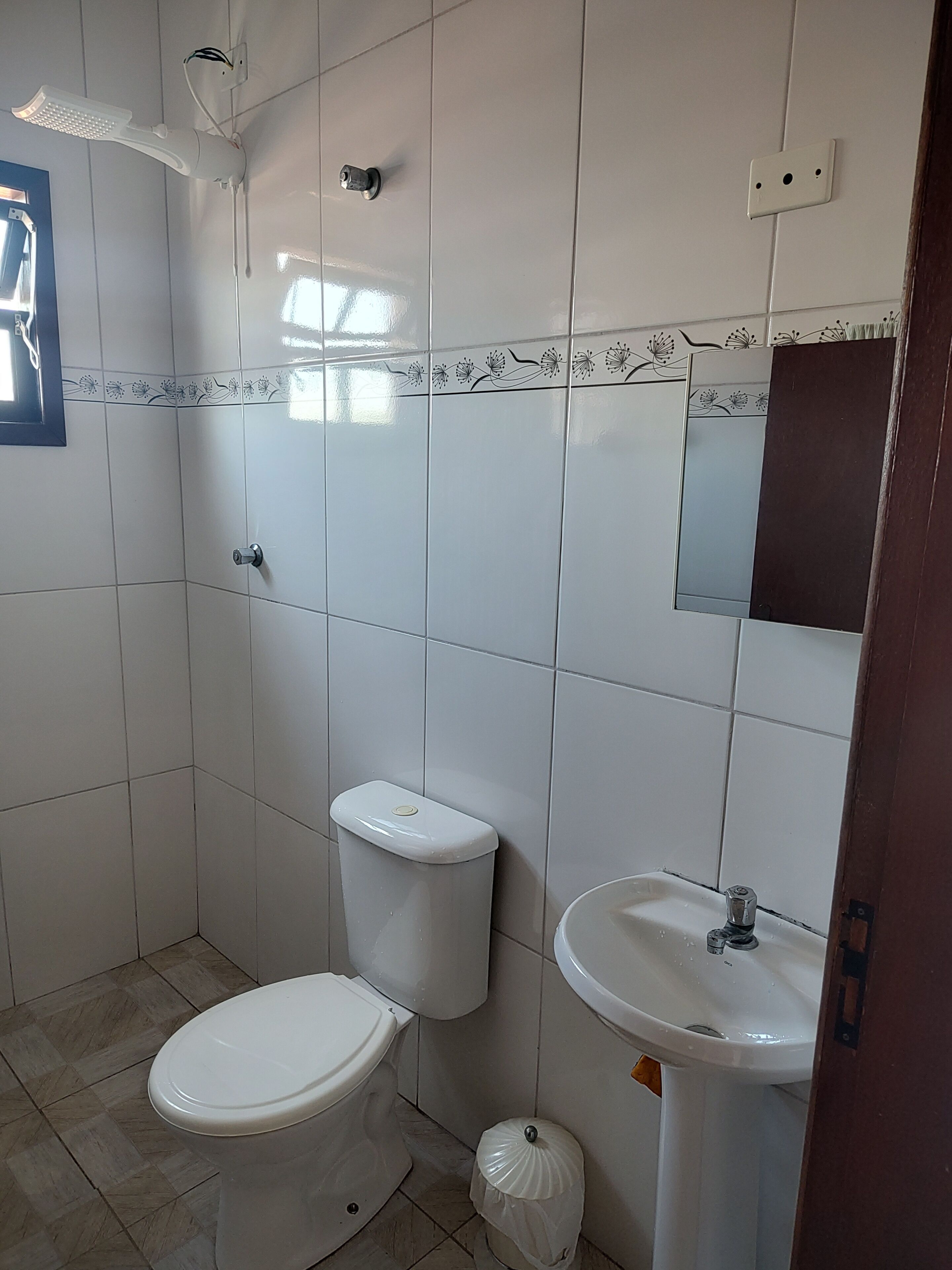 Ein Badezimmer mit Toilette, Waschbecken und Dusche.