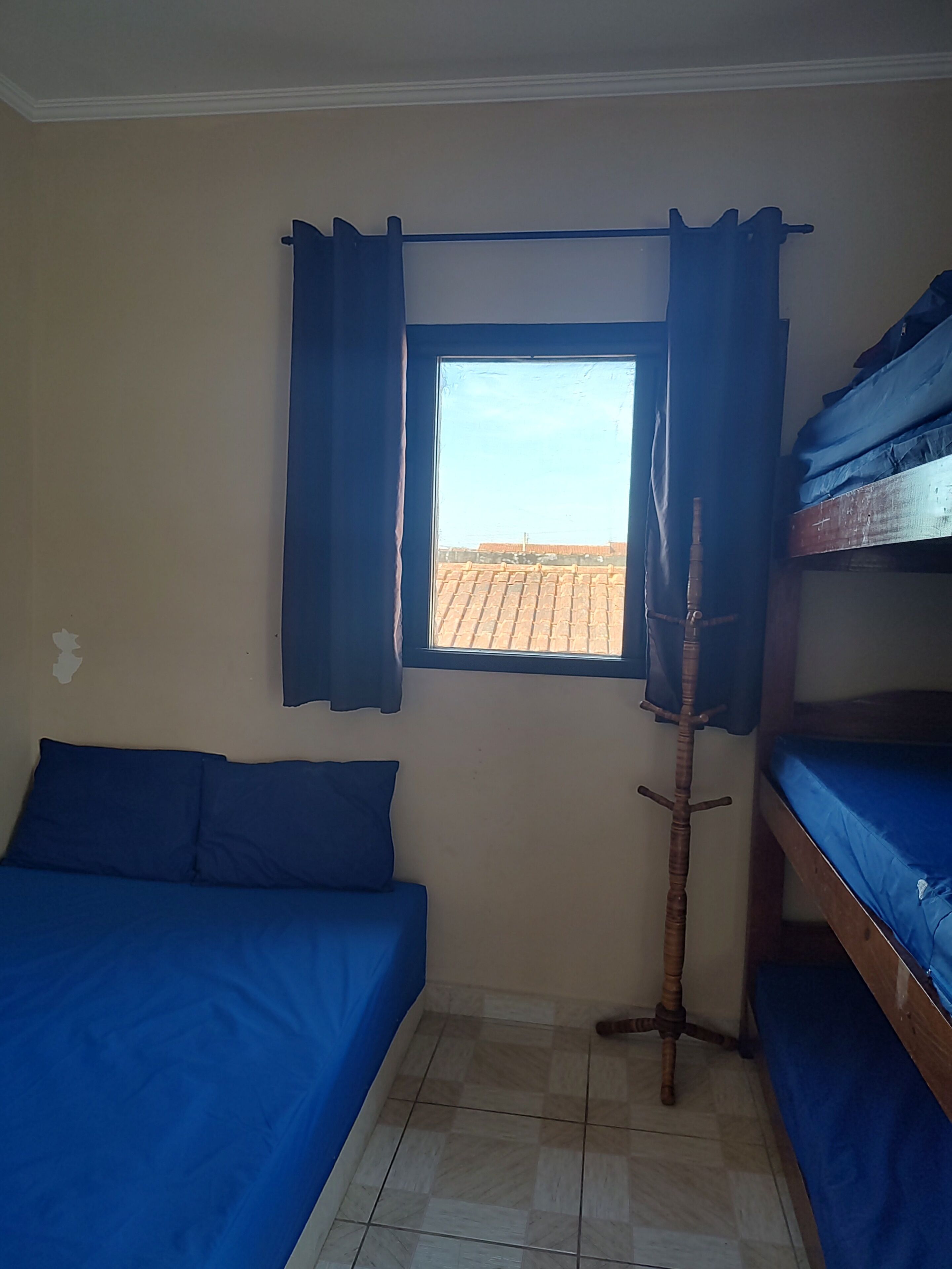 1 quarto, escrivaninha, ferros/tábuas de passar roupa, Wi-Fi de cortesia