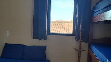 1 quarto, escrivaninha, ferros/tábuas de passar roupa, Wi-Fi de cortesia