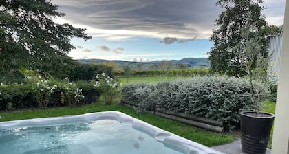 Cosy little getaway with amazing hot tub and wineries on your doorstep