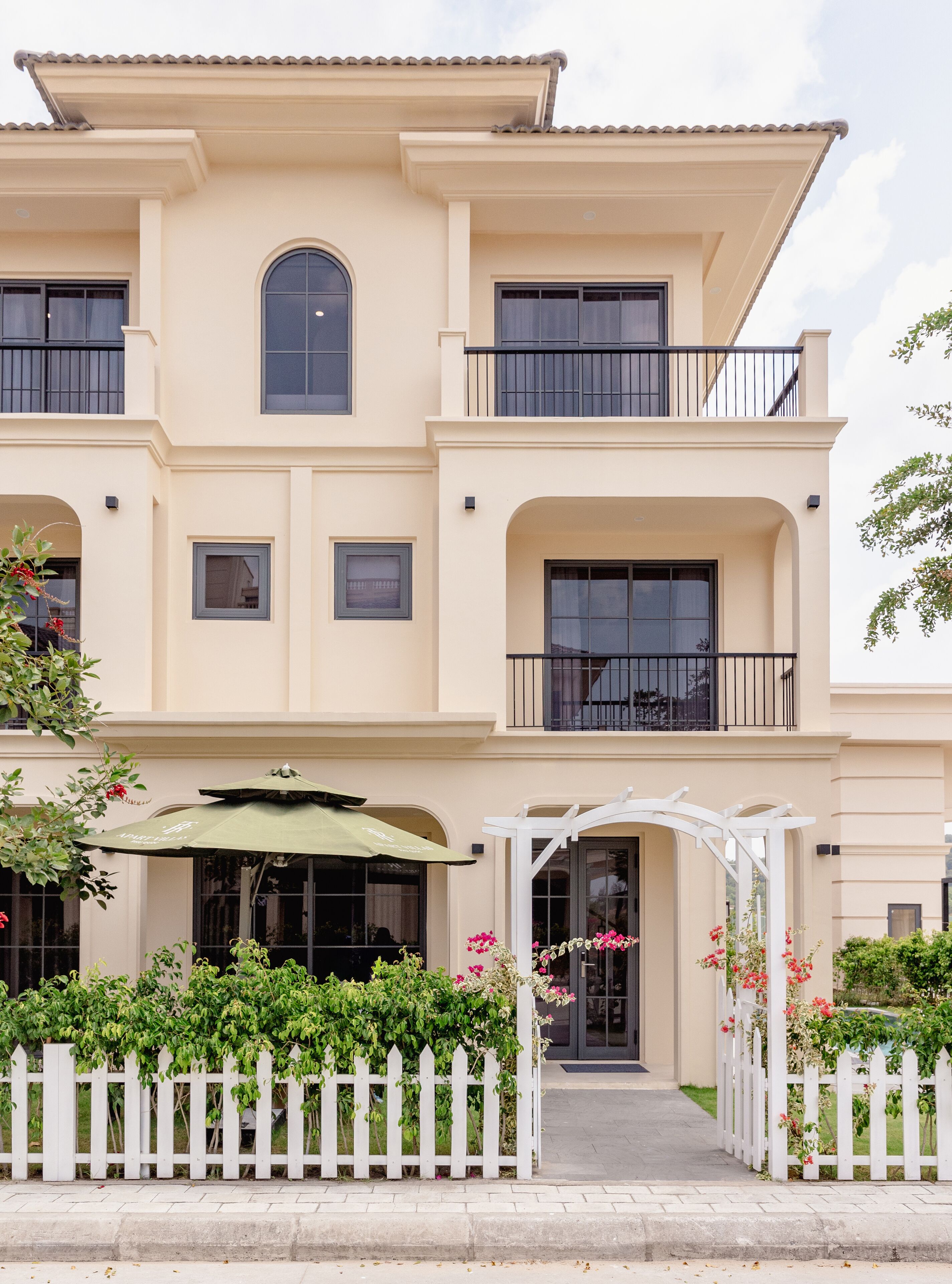 Escritorio, wifi gratis, ropa de cama