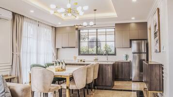 Villa, 2 chambres, piscine privée | Cuisine partagée | Réfrigérateur, four à micro-ondes, bouilloire électrique