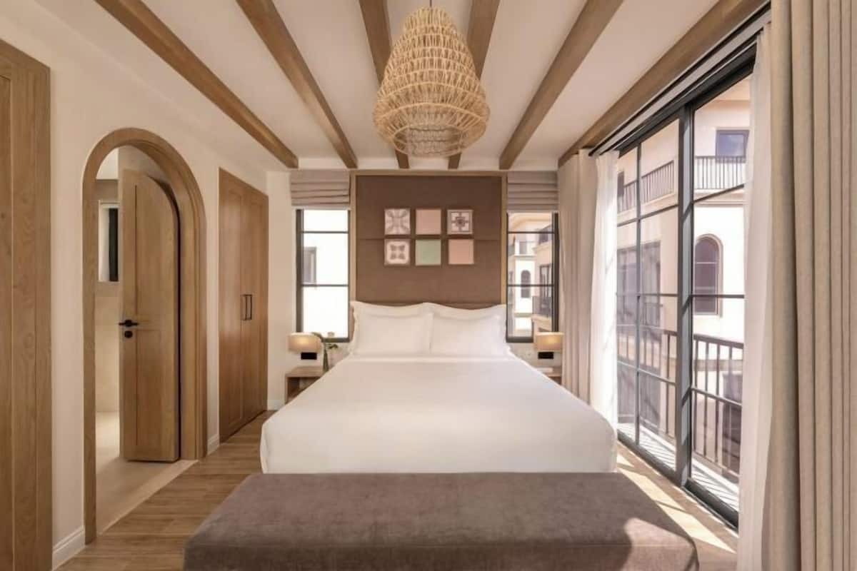 Escritorio, wifi gratis y ropa de cama