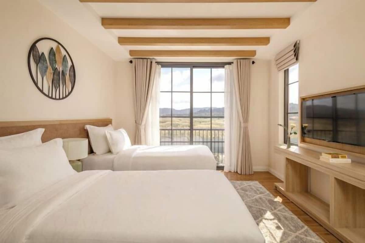 Escritorio, wifi gratis y ropa de cama