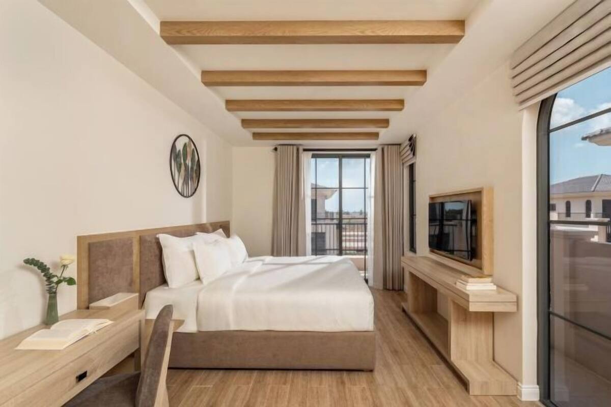 Escritorio, wifi gratis y ropa de cama