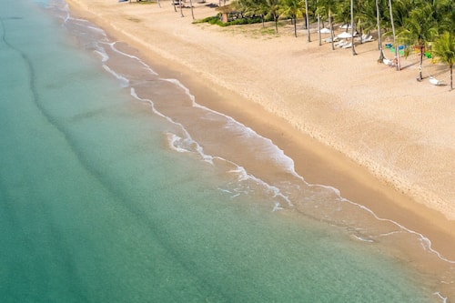 Beach nearby, white sand, sun-loungers, beach bar