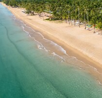 Beach nearby, white sand, sun loungers, beach bar