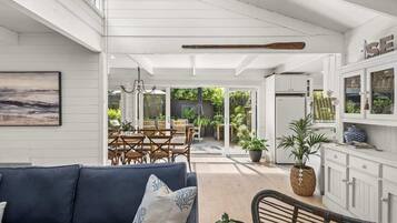 Televisión y chimenea