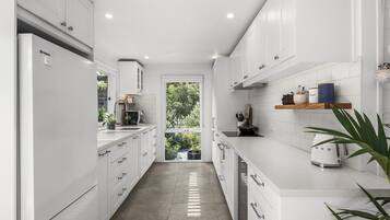 Refrigerador, microondas, horno y parrilla de estufa