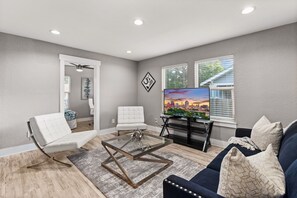 TV, offices - 5 Min to Riverwalk+Alamo-10 Min to Pearl (San Antonio)