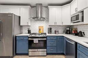 Fridge, microwave, oven, stovetop - 5 Min to Riverwalk+Alamo-10 Min to Pearl (San Antonio)