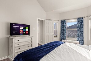 4 habitaciones, escritorio y tabla de planchar con plancha 