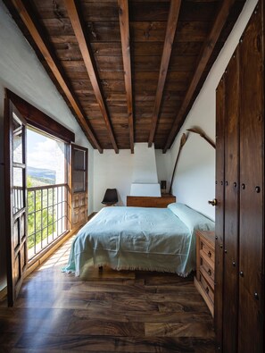 9 bedrooms, WiFi, bed sheets