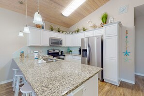 Fridge, microwave, oven, stovetop - Shared Heated Pool, Golf Cart Accessible, Parking for 2 (Port Aransas)