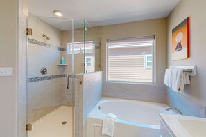 Shower, jetted tub, towels - Shared Heated Pool, Golf Cart Accessible, Parking for 2 (Port Aransas)