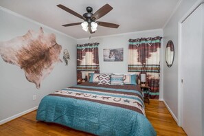 3 bedrooms, iron/ironing board, WiFi, bed sheets - Touchdown Ranch | Near Stadium, Private Yard (Northport)