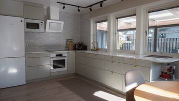 Refrigerador, microondas, horno y parrilla de estufa