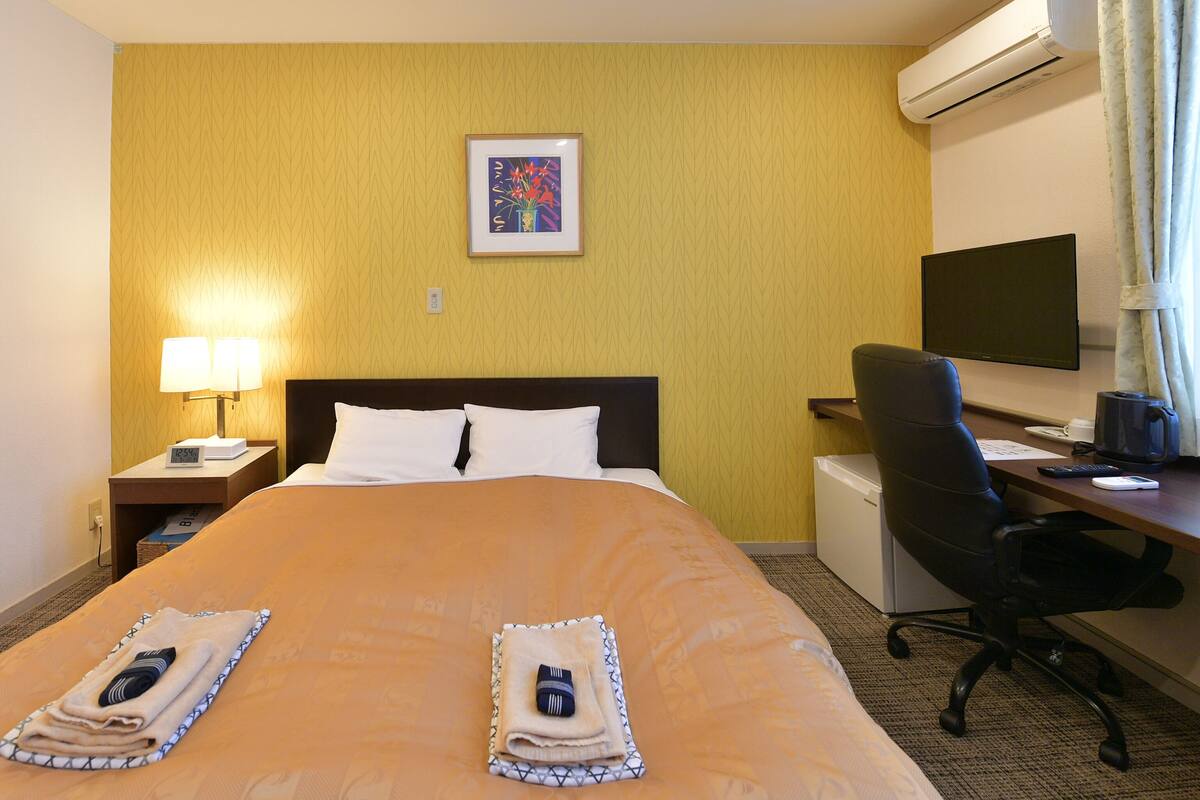 Donzen dekbedden, een strijkplank/strijkijzer, gratis wifi, beddengoed