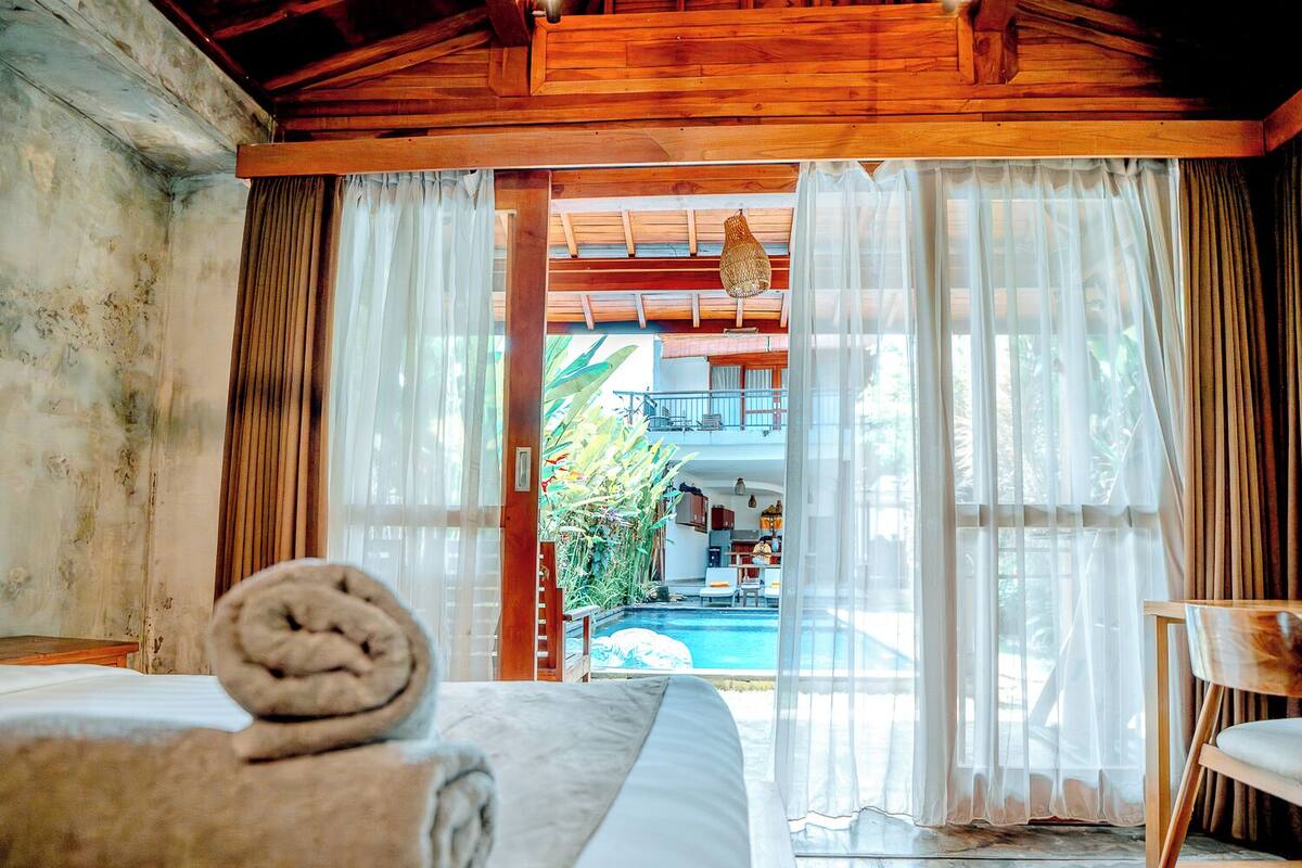 Standardzimmer (Standard Poolside Room)