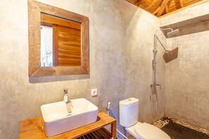 Habitación estándar | Baño | Regadera, regadera tipo lluvia, amenidades de baño gratuitas, toallas