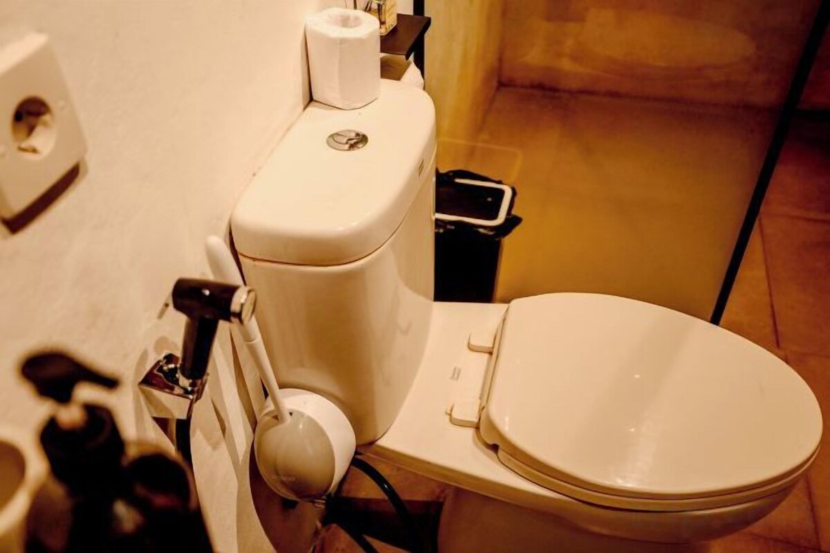Een douche, een regendouche, gratis toiletartikelen, handdoeken