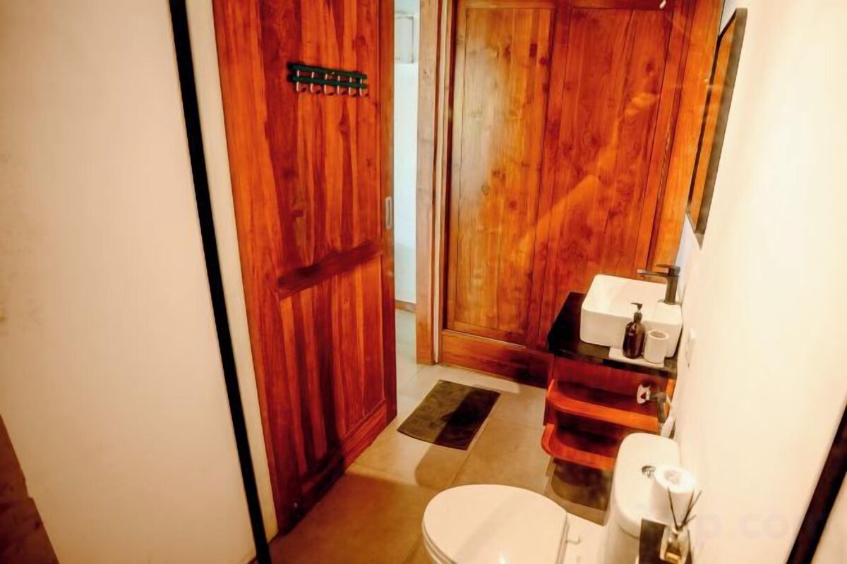 Badkamer | Een douche, een regendouche, gratis toiletartikelen, handdoeken