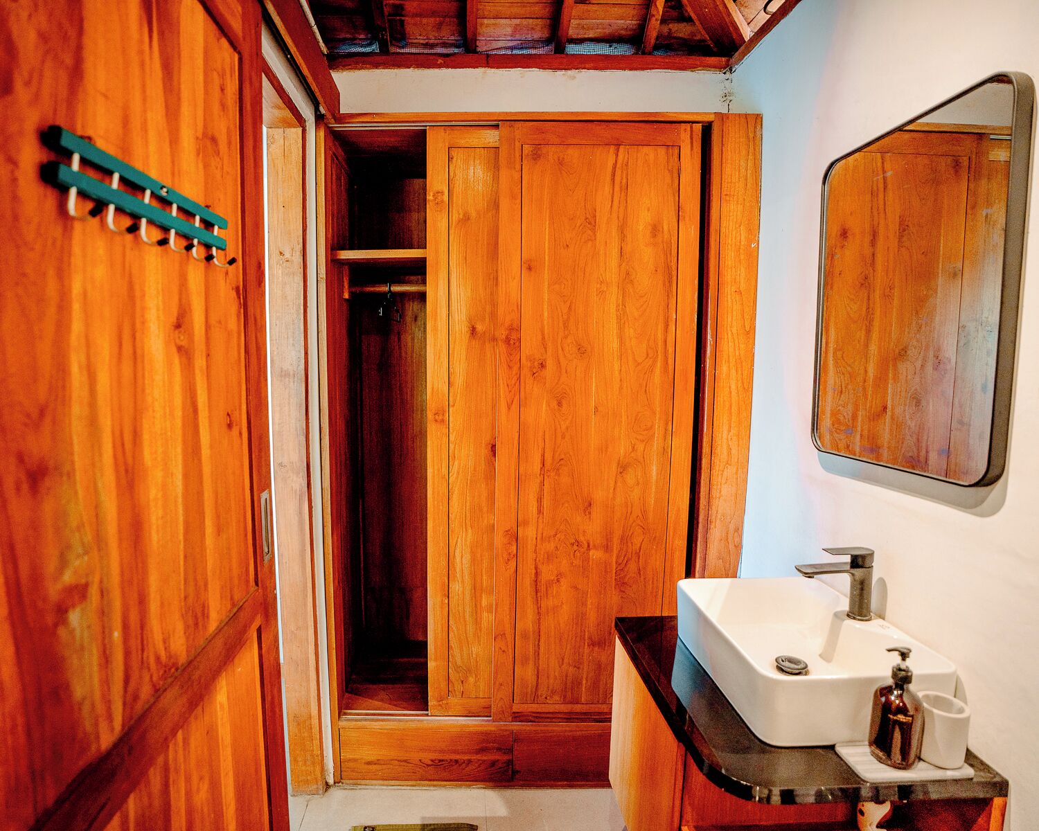 Standard Room With Balcony | Bathroom | Shower, rainfall showerhead, free toiletries, towels