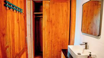 Standard Room With Balcony | Bathroom | Shower, rainfall showerhead, free toiletries, towels