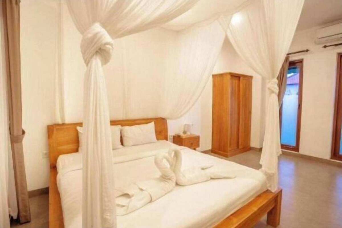 1 bedroom, desk
