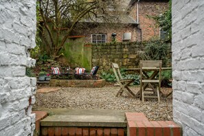 Outdoor dining - 17 Trinity Lane - a family break that sleeps 4 guests in 2 bedrooms (York)