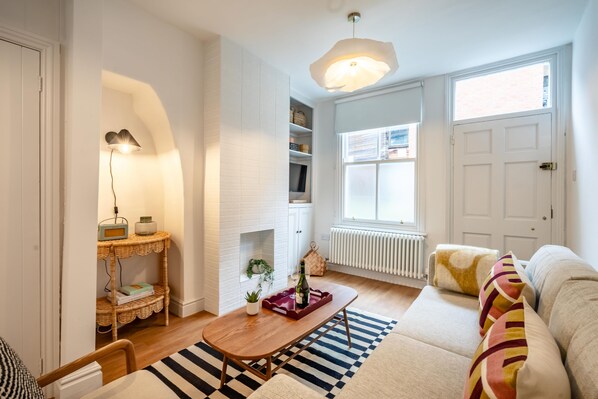 TV - 17 Trinity Lane - a family break that sleeps 4 guests in 2 bedrooms (York)