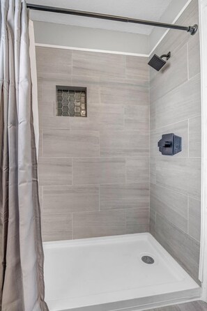 Een douche, een haardroger, handdoeken, shampoo