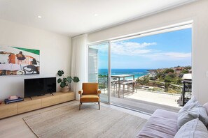 Smart TV - Tamarama Beachside, Ocean Views (Tamarama)