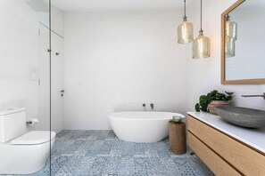 Shower, hair dryer, towels, shampoo - Tamarama Beachside, Ocean Views (Tamarama)