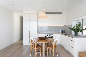 Réfrigérateur, four à micro-ondes, un four, surface de cuisson