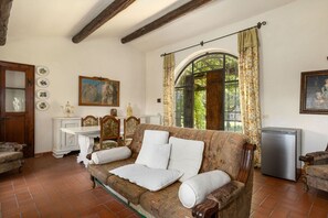 Een televisie en een open haard