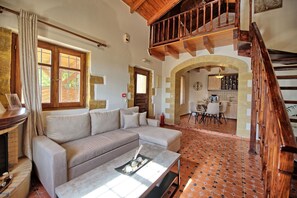 Tv, eldstad och en stereo