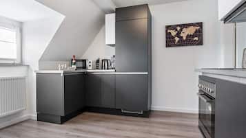 Een koelkast, een oven, een kookplaat, een vaatwasser