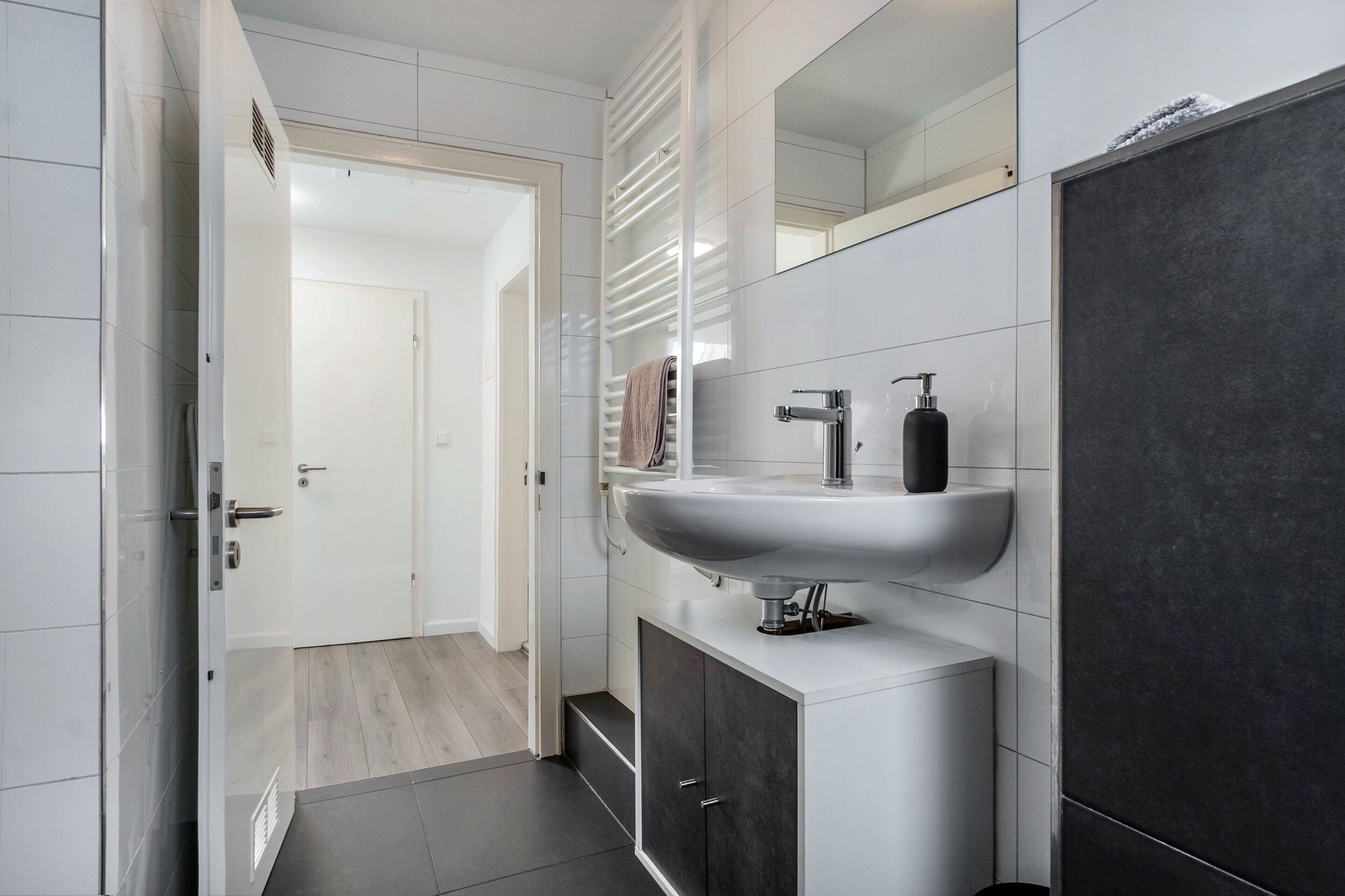 Regadera, amenidades de baño gratuitas, toallas 