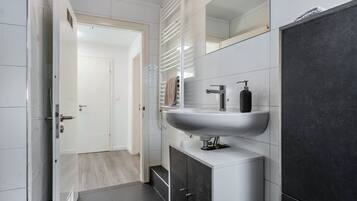 Regadera, amenidades de baño gratuitas, toallas