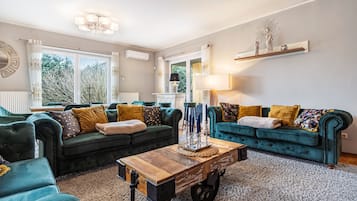 Fernseher, Kamin, Videospiele, DVD-Player